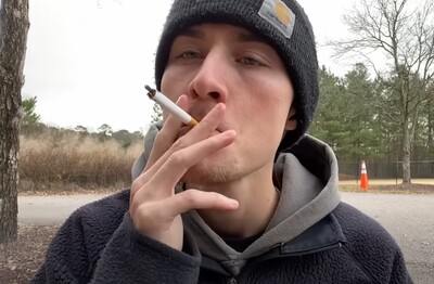 Лечение зависимости от табакокурения в Угличе Мужчина с сигаретой делает затяжку