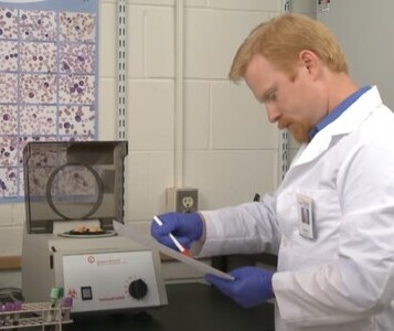 Клиника лечения наркозависимости в Угличе Врач в кабинете клиники