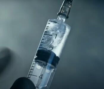 Лечение зависимости от тропикамида в Угличе Шприц с жидкостью