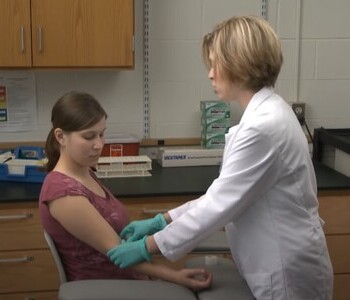 Лечение зависимости от аптечных препаратов в Угличе Врач делает инъекцию пациентке