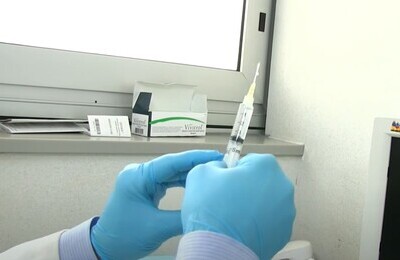 Проведение кодирования Вивитролом в Угличе Шприц с Вивитролом в руках у врача